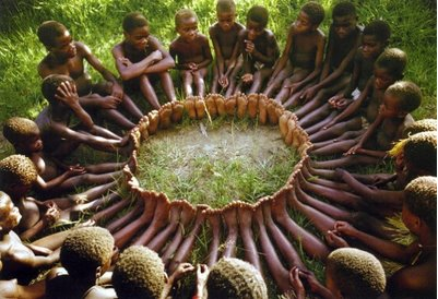 Crianças de uma tribo africana sentadas em roda